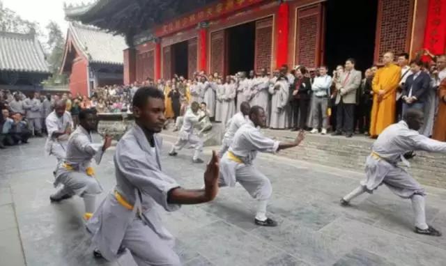 歪果仁看中国情侣用功夫打架,歪果仁听说中国人都会功夫