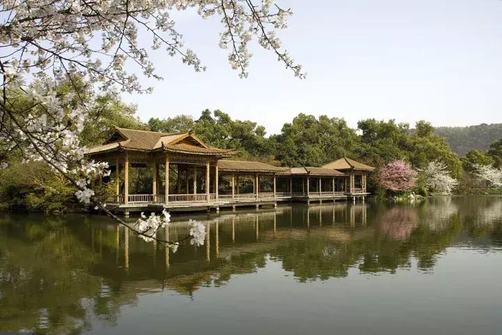 借得一把西湖伞，莫负江南雨一蓑