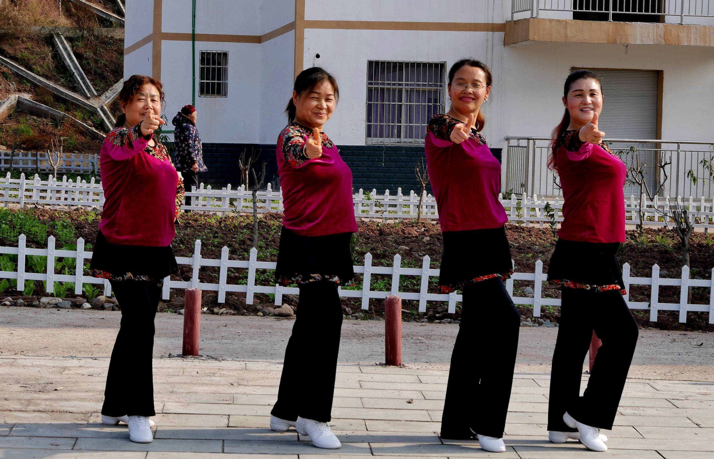 英子教你快速学会广场舞，先从广场舞的基本知识和方法开始吧