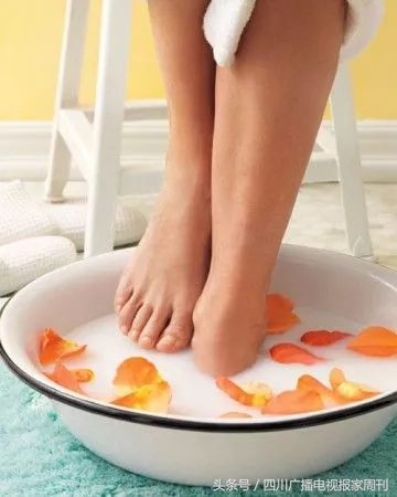 冬季泡脚暖身暖心,驱寒温肺泡脚