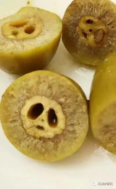 橄榄：念在嘴里倒象有几千斤重的一个橄榄