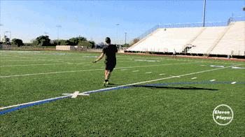 足球大范围转移球怎么踢,足球45度转移示意图