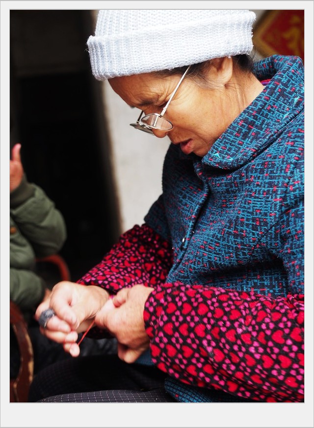 姑娘们个个都会做绣球，谁要是当这里的女婿可有福气了