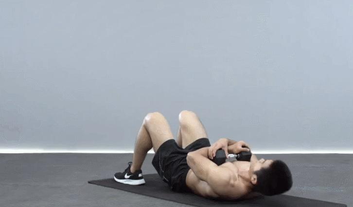 适合40-50岁哑铃运动练腹肌,只要一副哑铃怎么练胸