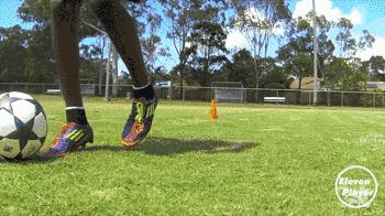 足球多人参与的运球控球训练,足球训练10个基本动作