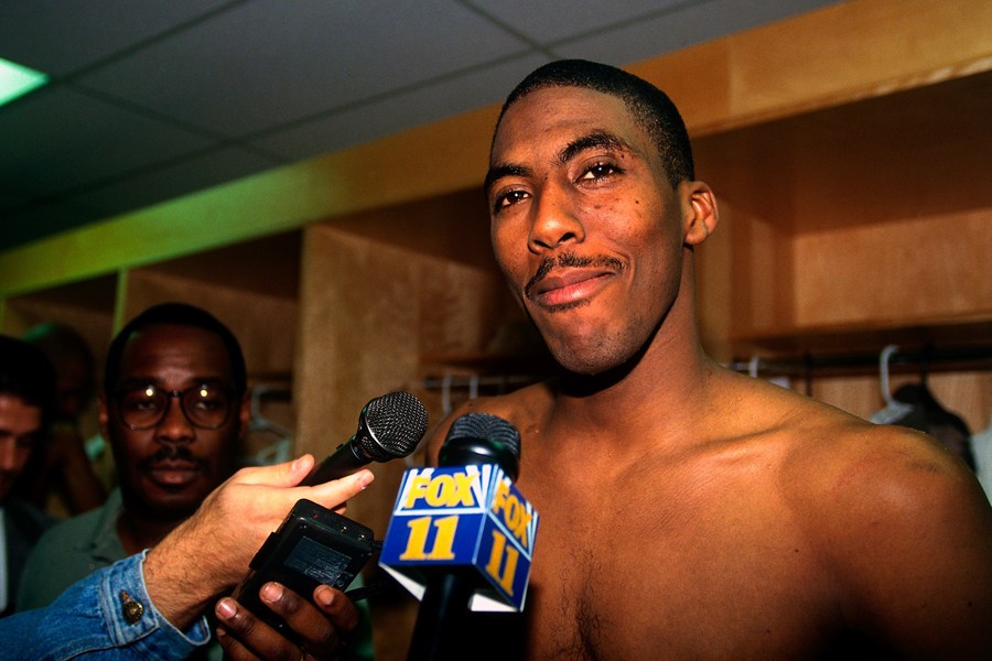 那些年科比单挑詹姆斯,回顾那些年科比的黑肘