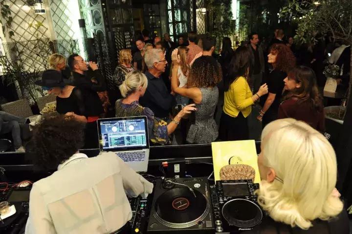 花5分钟，就把过时的基本款，变成了最火超模同款…