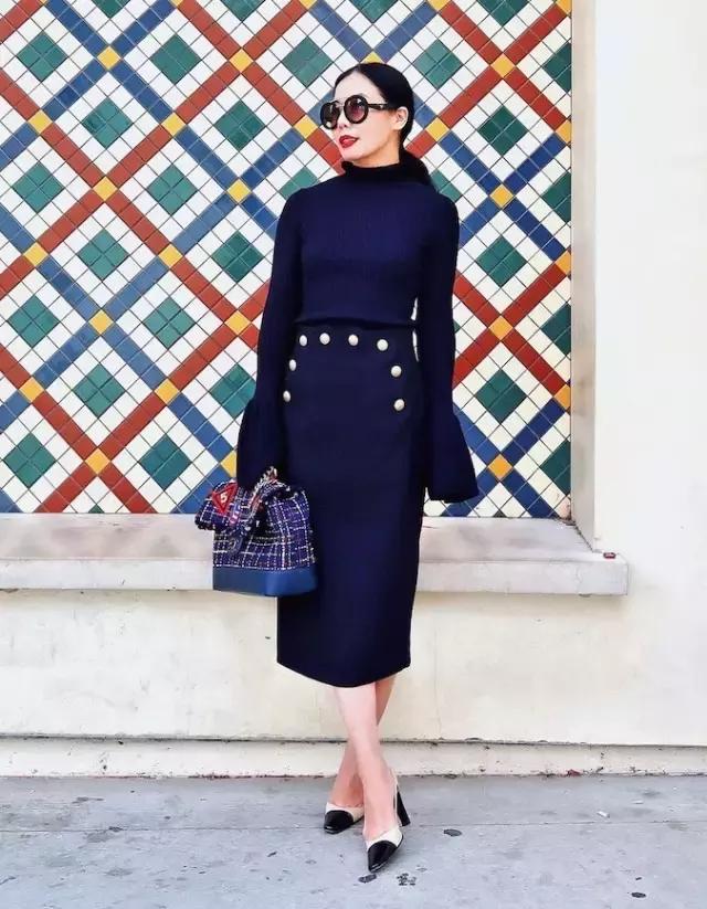 冬天纯色毛衣的高级穿搭,秋冬人手一件的毛衣怎么穿更好看