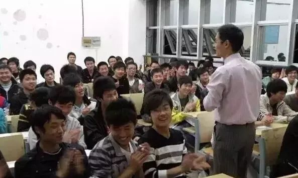 晚自习，班里一片嘈杂，这个老班如何调教学生高效利用时间