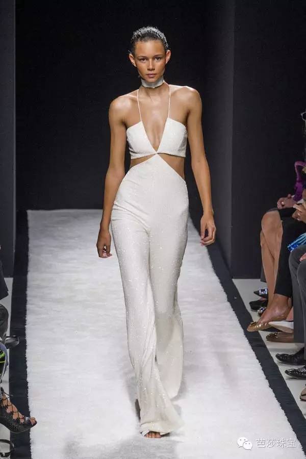 冬季如何搭配锁骨链好看,再搭配一条锁骨链真的太美了