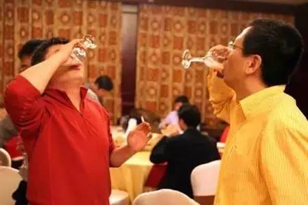 这是艺术？|美院学生让花坛“长”娃娃寓意破土而生？多少人的审美观崩塌了