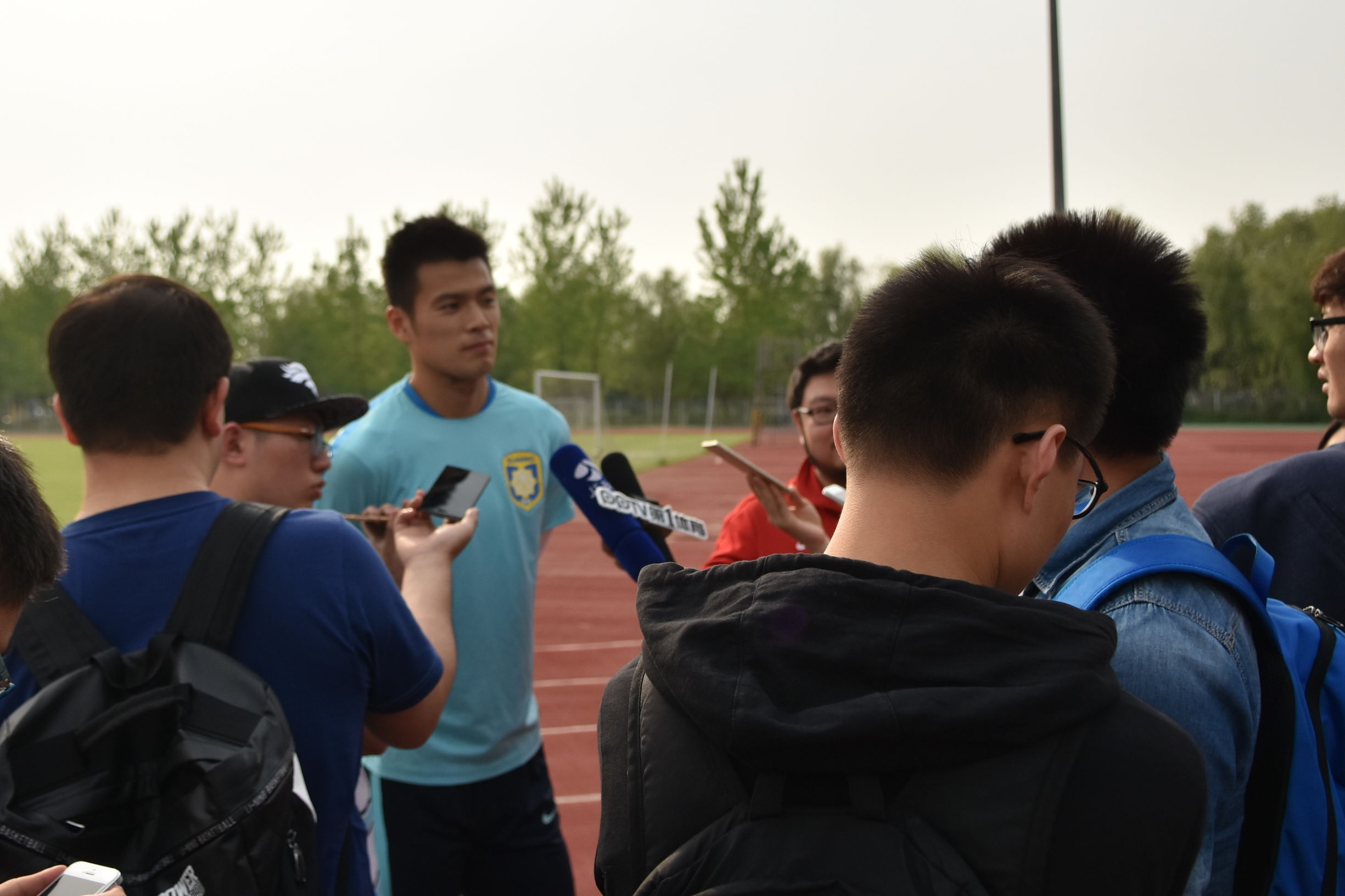 苏宁新宠踢实况爱用拉米雷斯！首秀无憾，5000万先生熊抱一人