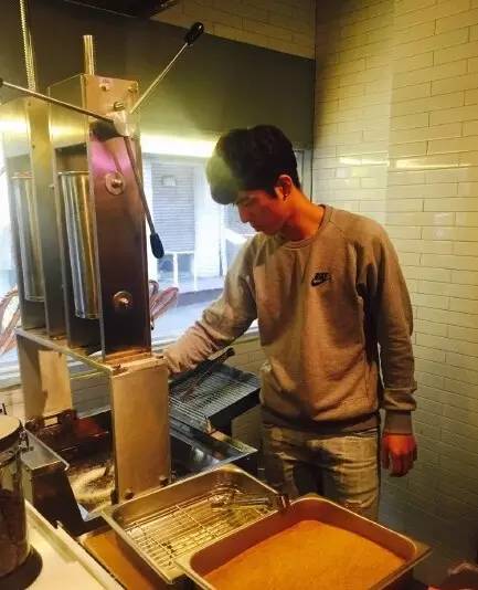 在这个看脸的社会民间男神们火了！