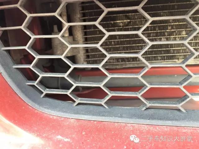 惊悚！租车旅行，竟然租到事故车，居然连机舱、底盘都撞过！