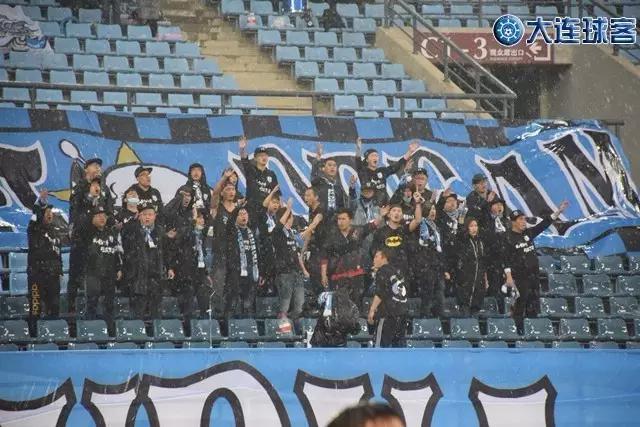 大连一方胜利的比赛,大连一方1-0上海上港大连球迷反应