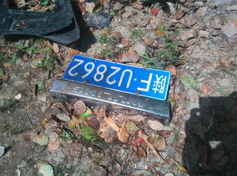 面包车撞树被卡,汉中面包车撞小轿车