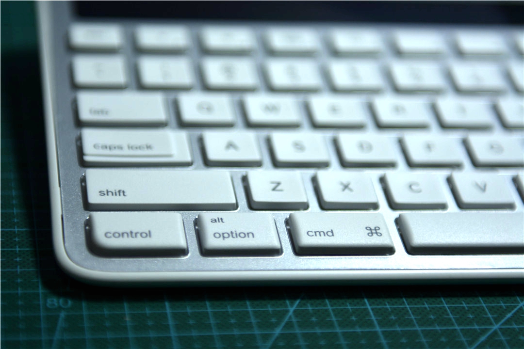 罗技k750无线太阳能键盘,罗技k270无线键盘测评