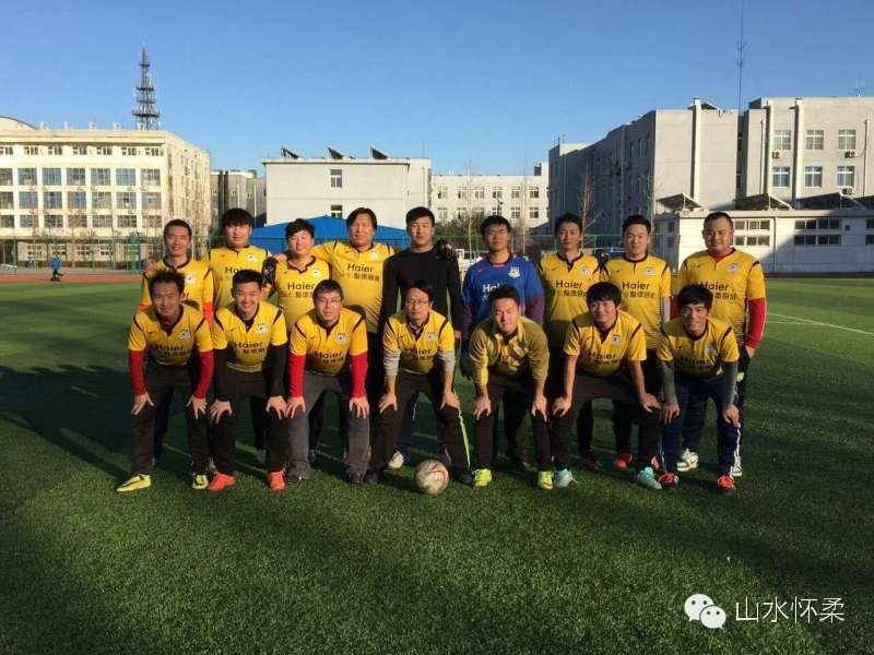 所有人别再拘于眼前的苟且,怀柔首届业余⚽联赛即将开赛,我们在寻找爱⚽的你,还不赶紧跳到球场来?