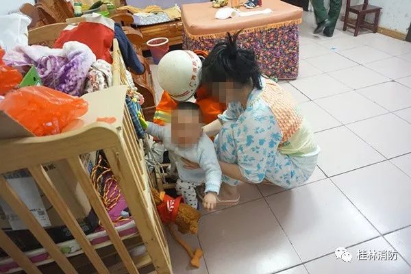 小孩不小心被卡住了,宝宝不小心被东西卡住了