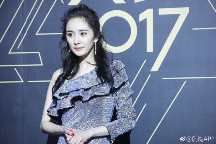 杨幂穿亮片花裙走红毯,杨幂星光大赏金色裙子