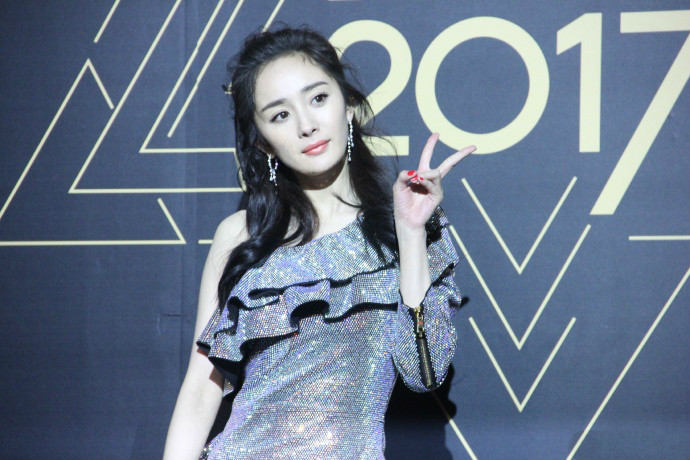 杨幂穿亮片花裙走红毯,杨幂星光大赏金色裙子