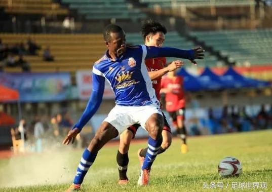 东欧小国球员来中国小城踢邀请赛观众蜂拥与他合影乐坏了