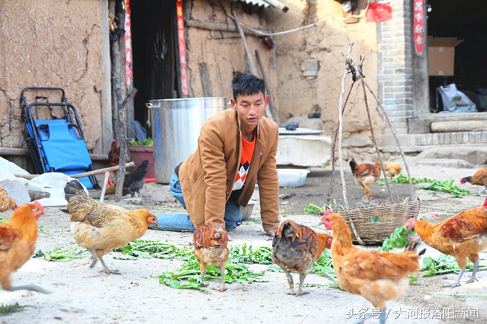 洛阳这个小伙跪地爬行26年：双手布满老茧，两天磨破一条裤子！