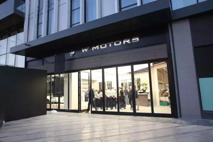 在迪拜繁华的CityWalk街区展厅，我看到了一辆中国品牌的电动车