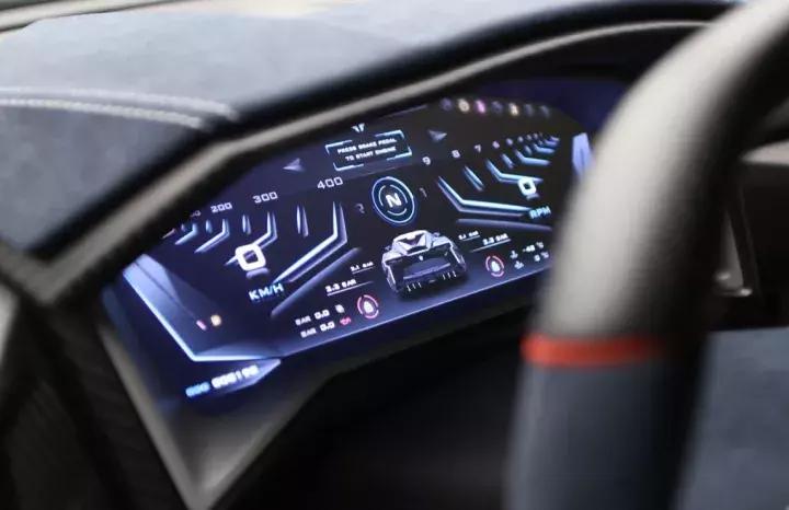 在迪拜繁华的CityWalk街区展厅，我看到了一辆中国品牌的电动车