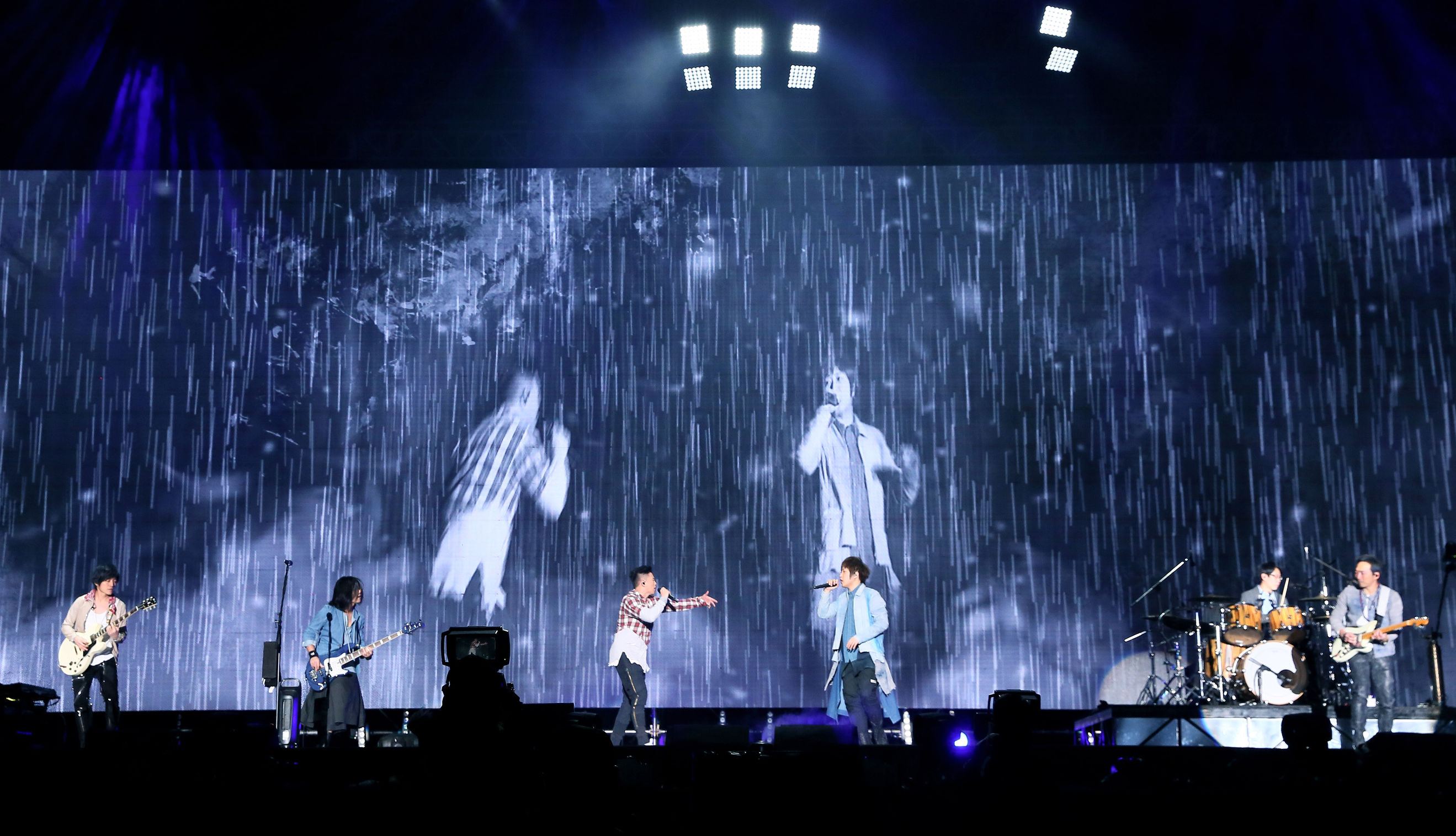 摇滚不懈！*月天五**上海一连嗨唱5天召集15万人“加班”不停歇