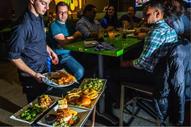 餐厅+酒吧+游戏厅+赛事直播,这家混搭餐厅“疯赚”背后的逻辑