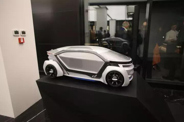 在迪拜繁华的CityWalk街区展厅，我看到了一辆中国品牌的电动车