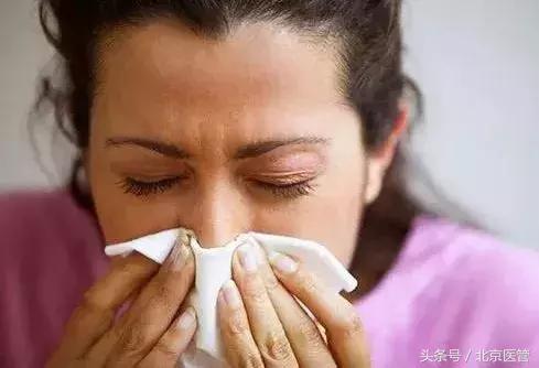 有效消除眼部浮肿的简单护理方法,如何化妆消除肿泡眼