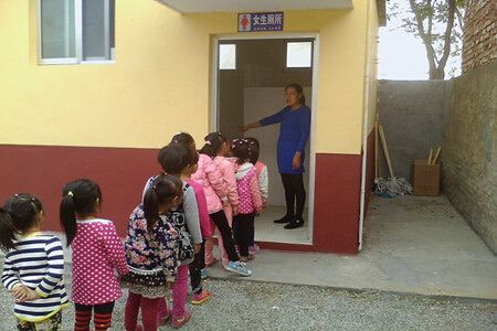 为什么孩子在幼儿园拉臭臭,孩子不愿意在小学拉臭臭