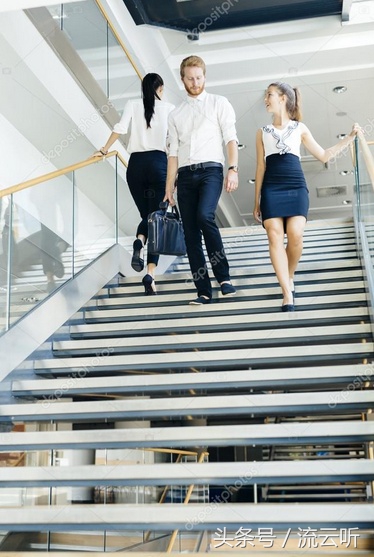 腰痛爬楼梯锻炼爬多少层,腰痛怎么走路