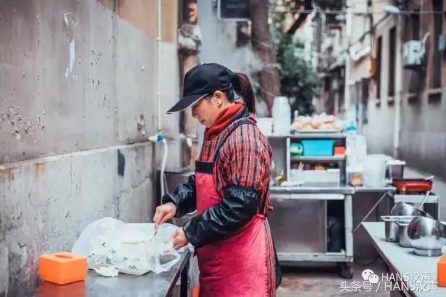 这家汉口深巷咖啡馆里的抄手摊，文青云集，肠粉只卖7元