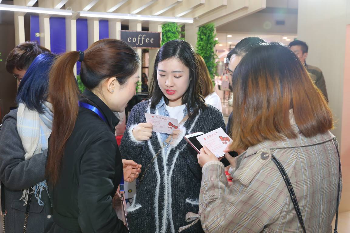 dhchellokitty联名唇膏,dhchellokitty限定