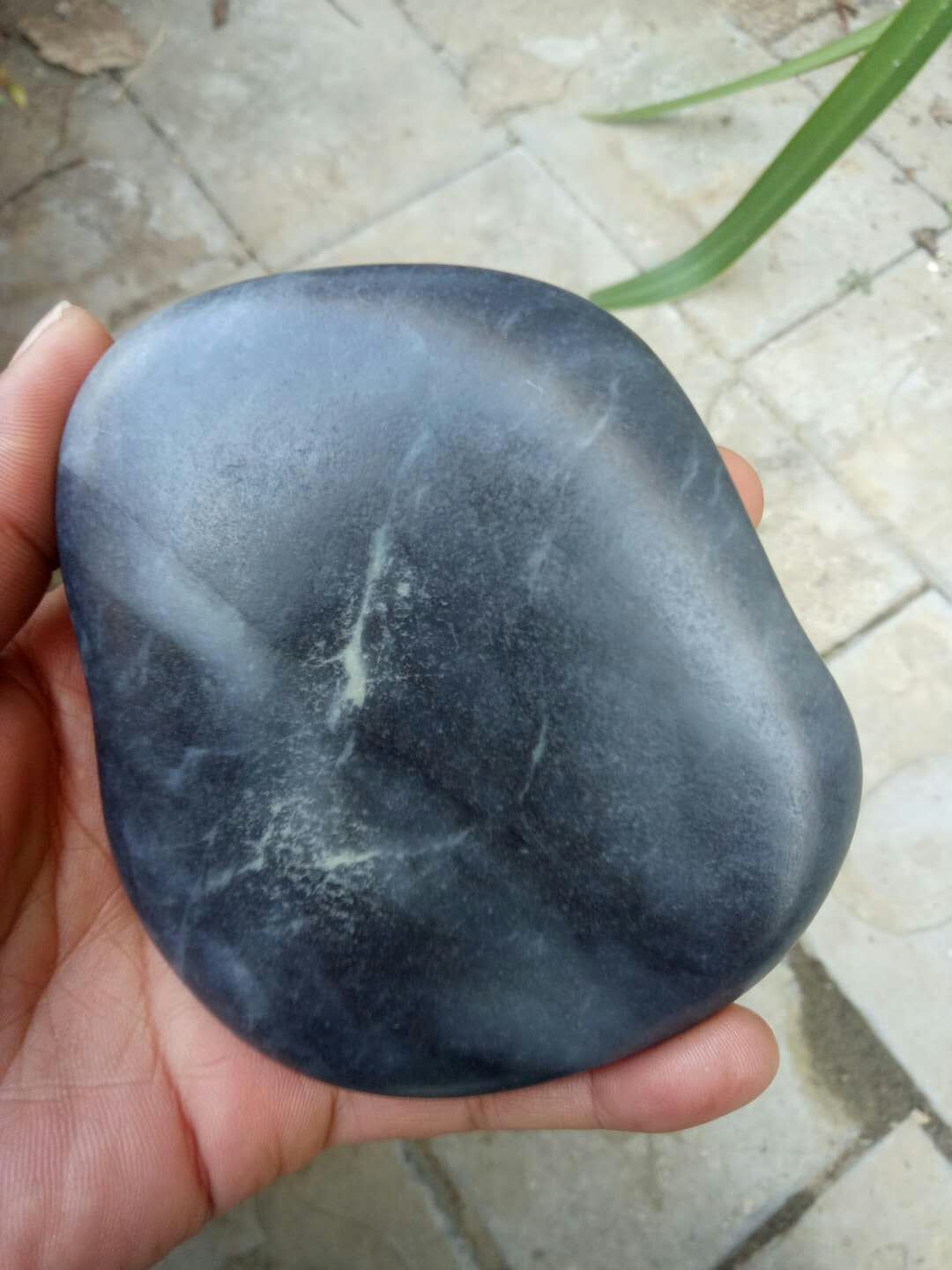 巴掌大的玉矿石值多少钱,巴掌大的玛瑙原石能卖多少钱