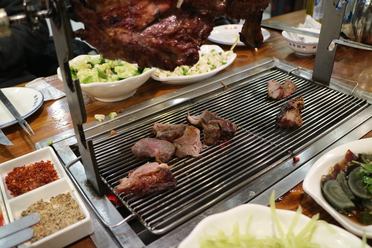 盘点雪天路滑摔倒爆笑场面,自驾游雪地上遇到突发事件