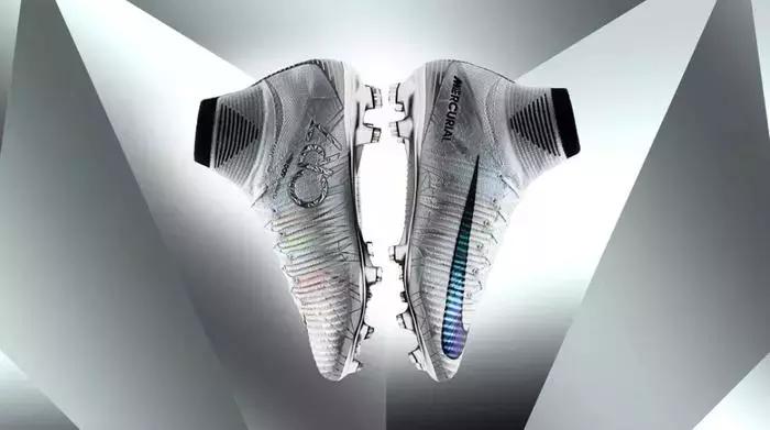 梅西和c罗的黄金战靴,纪念c罗五次金球奖推出的球鞋