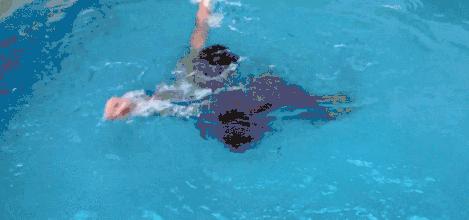 如何练好自由泳滚翻转身,梦觉自由泳转身蹬壁技巧