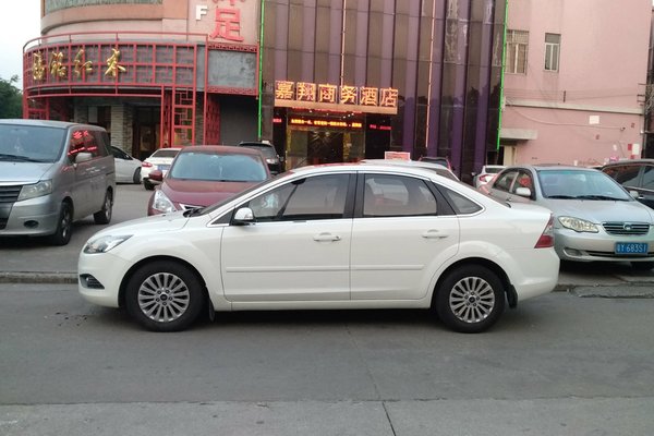 福特福克斯1.8手动质量如何,2013经典福克斯1.8l两厢颜色