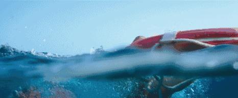 深海逃生电影《鲨海》：尊重内心的恐惧，你才能成长为有力量的人