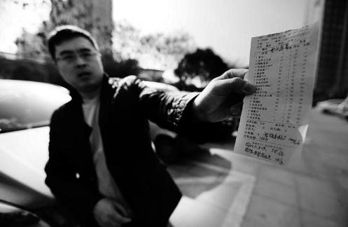 男子在高新一餐厅就餐打碎红酒杯被告知赔偿100元