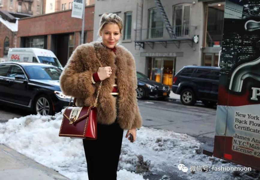 时髦潮女孩冬季穿搭攻略 (圣诞色彩搭配什么衣服)