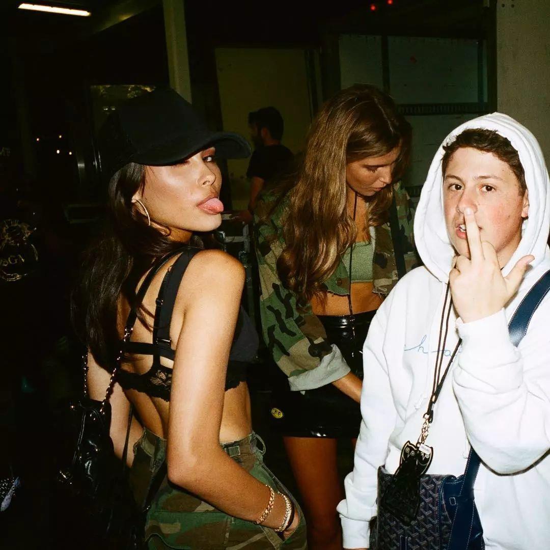 00后开法拉利倒卖球鞋年入百万美金还在争做佛系青年的90后该醒了!