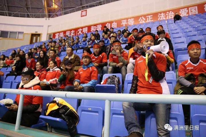 为“雪狼”呐喊助威满洲里市首个球迷协会诞生