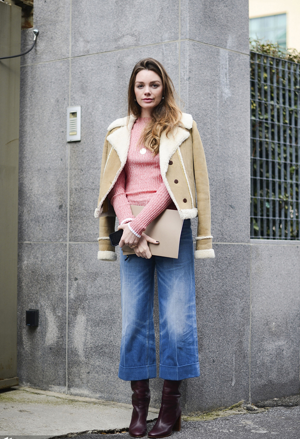 奶茶色短靴和复古蓝牛仔裤搭配吗,直筒牛仔裤搭配马丁短靴