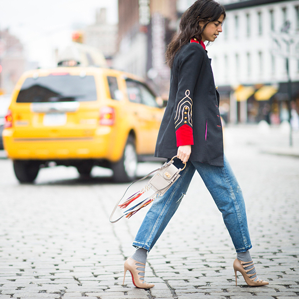 奶茶色短靴和复古蓝牛仔裤搭配吗,直筒牛仔裤搭配马丁短靴