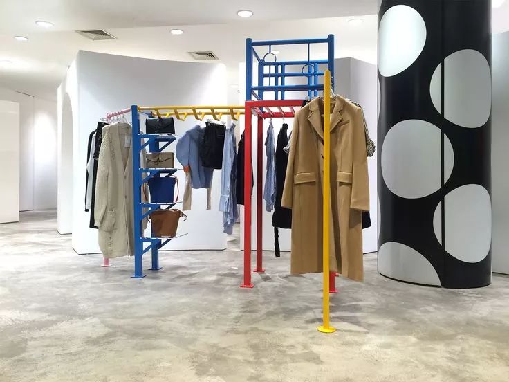 这家店在关门大吉之前YSL还专门为它推出性玩具！连GD也经常去逛~